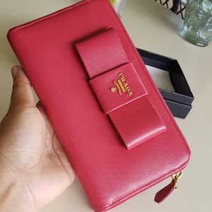 💜💖💋Authentic prada zippy long wallet